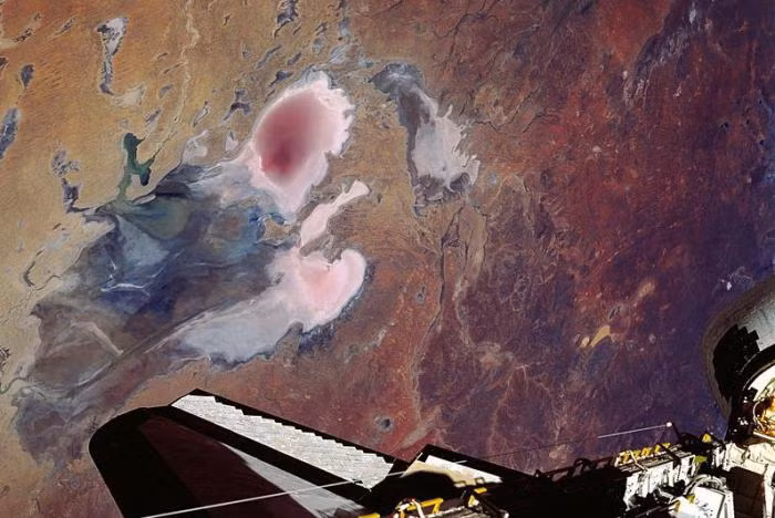 Hồ Eyre còn hấp dẫn với khả năng đổi màu đầy bất ngờ. Mỗi khi có mưa lớn, nước từ bắc Queensland chảy về hòa cùng muối và tảo hồng sẽ khiến hồ có màu hồng vô cùng quyến rũ.