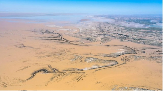 Cùng với sự thay đổi của lượng mưa chảy vào hồ, độ sâu của hồ Eyre cũng thay đổi. Khi mưa nhiều độ sâu của hồ có thể lên tới 4m. Mưa bình thường, độ sâu của hồ chỉ ở mức 1.5m. Còn khi hồ "biến mất", độ sâu có thể gần bằng 0. Ảnh: ABC.