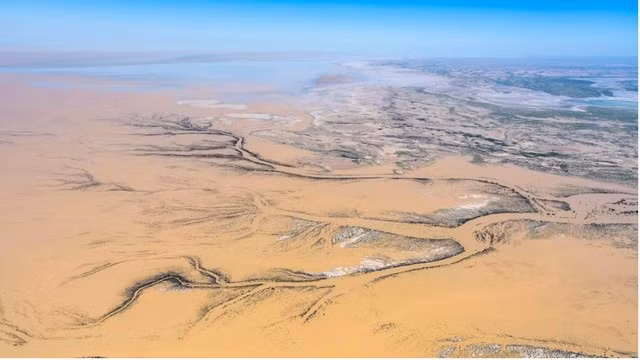 Cùng với sự thay đổi của lượng mưa chảy vào hồ, độ sâu của hồ Eyre cũng thay đổi. Khi mưa nhiều độ sâu của hồ có thể lên tới 4m. Mưa bình thường, độ sâu của hồ chỉ ở mức 1.5m. Còn khi hồ "biến mất", độ sâu có thể gần bằng 0. Ảnh: ABC.