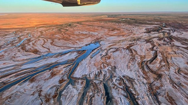 Vậy nước hồ đã biến đi đâu? Lý do được tìm ra là vì, hồ Eyre chủ yếu nhận nước từ nguồn nước mưa và nước sông. Trong khi đó, hồ nằm ở khu vực có lượng mưa thấp. Khi có mưa đủ nhiều, diện tích hồ có thể tới 8.200km2, nhưng khi mưa ít hoặc không có mưa, nước hồ bốc hơi mạnh khiến hồ "biến mất". Ảnh: ABC.