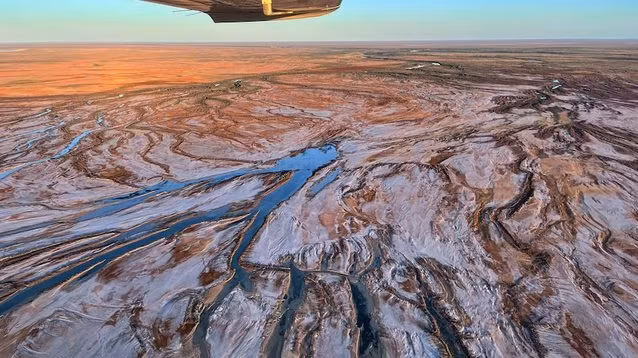 Vậy nước hồ đã biến đi đâu? Lý do được tìm ra là vì, hồ Eyre chủ yếu nhận nước từ nguồn nước mưa và nước sông. Trong khi đó, hồ nằm ở khu vực có lượng mưa thấp. Khi có mưa đủ nhiều, diện tích hồ có thể tới 8.200km2, nhưng khi mưa ít hoặc không có mưa, nước hồ bốc hơi mạnh khiến hồ "biến mất". Ảnh: ABC.