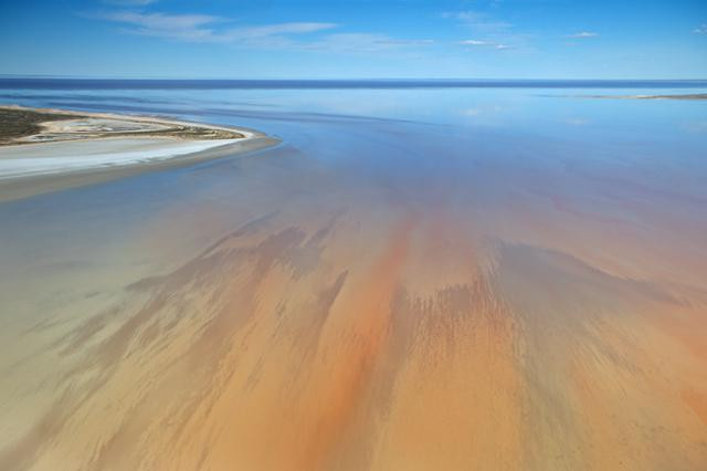 Nhiều du khách chia sẻ, luôn ước ao được một lần tới chiêm ngưỡng hồ nước đặc biệt này. Do hồ có kích thước khổng lồ, du khách cần phải mất đến vài giờ bay mới ngắm được các góc khác nhau của hồ.