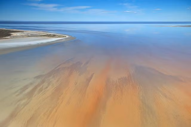 Nhiều du khách chia sẻ, luôn ước ao được một lần tới chiêm ngưỡng hồ nước đặc biệt này. Do hồ có kích thước khổng lồ, du khách cần phải mất đến vài giờ bay mới ngắm được các góc khác nhau của hồ.