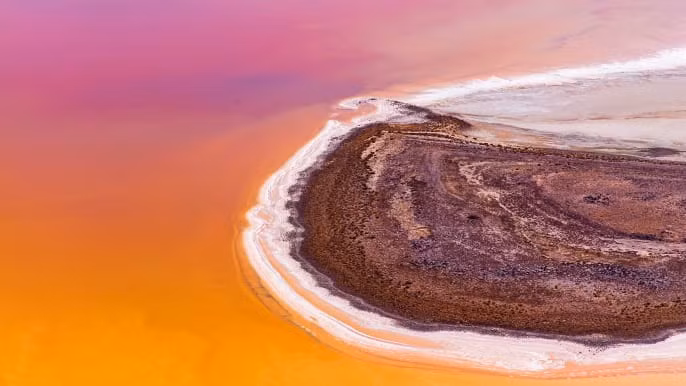  Hồ Eyre được đặt theo tên của Edward John Eyre, người đầu tiên tìm thấy hồ. Hồ nằm ở miền Trung nước Úc, ở vị trí thấp nhất nước, thấp hơn mực nước biển 15m. Xung quanh hồ là Vườn quốc gia hồ Eyre. Ảnh: Ảnh: Lachlan Swan.