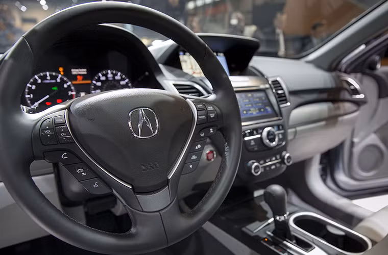 Trong cabin, Acura RDX 2016 được nâng cấp một số trang bị và tiện ích như ghế ngồi sưởi ấm tiêu chuẩn.