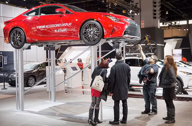 Một mẫu xe thể thao Lexus F Sport khiến ai cũng phải ngước nhìn.