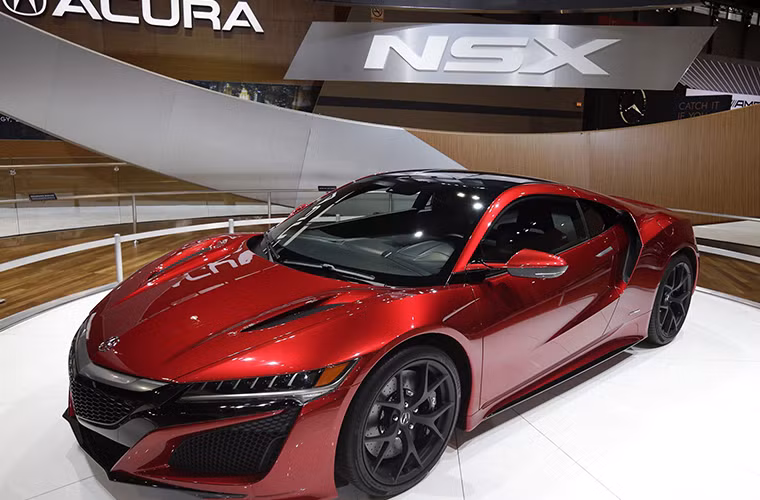 Và đây là Acura NSX 2016, tái sinh một huyền thoại khi được thay thế động cơ V6 hút khí tự nhiên bằng động cơ V6 turbin tăng áp kép công suất 550 mã lực.