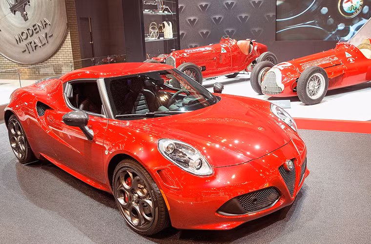 Chiếc Alfa Romeo 4C Launch Edition trông thật "oách" bên cạnh một vài chiếc xe đua cổ.