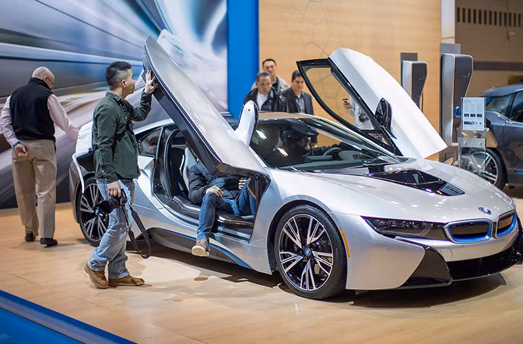 Khách tham quan không thể cưỡng lại sức hút của BMW i8, mẫu xe thể thao động cơ hybrid trông thật nổi bật trong thiết kế thiên hướng tương lai.