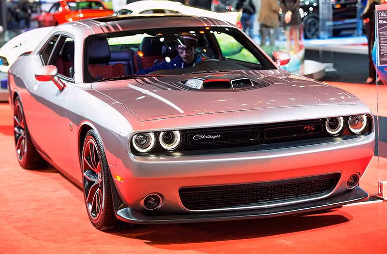 Mẫu xe Dodge Challenger 2015 trang bị động cơ HEMI V8, sở hữu ngoại hình đẹp nhất trong bộ ba xe cơ bắp của Dodge.