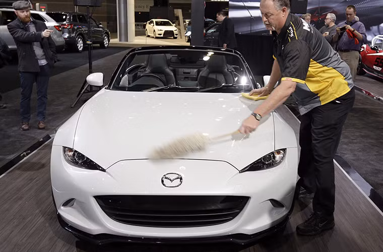 Một nhân viên đang làm vệ sinh cho chiếc Mazda MX-5 Miata 2016, mẫu xe thể thao mui trần hạng nhẹ thế hệ thứ 4 đã được lột xác hoàn toàn.