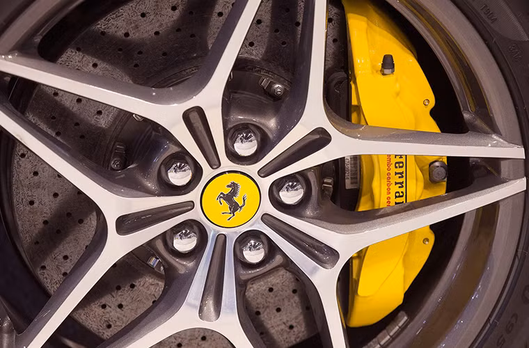 Logo của Ferrari nổi bật trên siêu xe thể thao Ferrari California T, khiến người ta phải tự hỏi liệu đây là tác phẩm nghệ thuật hay chỉ là bánh xe.