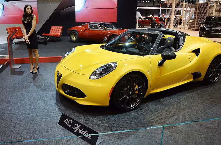 Sau sân khấu Detroit Auto Show 2015, mẫu mui trần Alfa Romeo 4C Spider tiếp tục chạy "sô" đến Chicago.