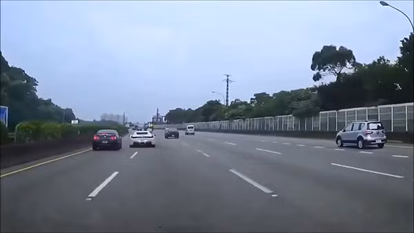 Ferrari 458 chay “ngu” gay tai nan cho Nissan GT-R