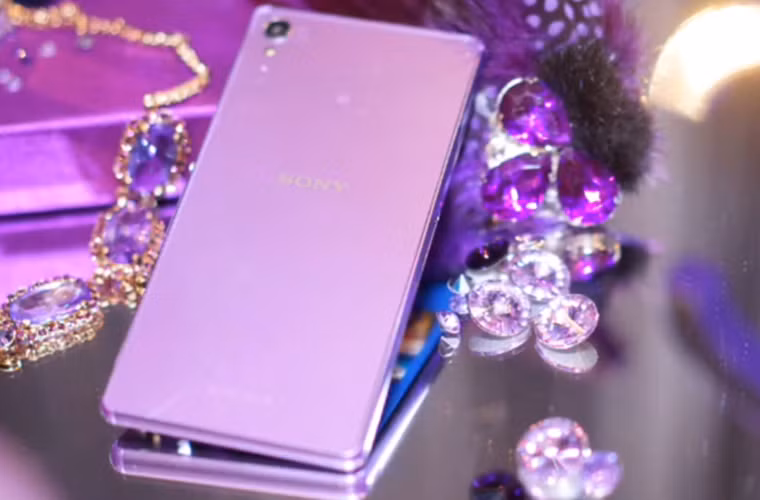  Sony Xperia Z3: Nếu chấp nhận sắc tím, thì đây là phiên bản Xperia Z3 Purple Diamond vừa được công bố tại Hồng Kông. Tuy không phải màu hồng, nhưng các quý cô vẫn sẽ thích nó như thường.
