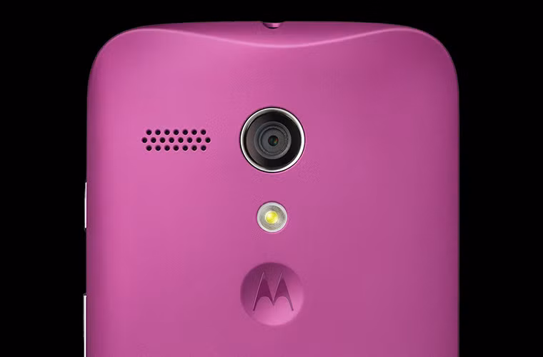  Motorola Moto G (2014): Moto G phiên bản 2014 mặc định có hai màu là đen hoặc trắng, nhưng nó có cả tùy chọn cá nhân bằng cách thay một bộ vỏ có nhiều màu sắc. Hơn nữa, đây còn là một chiếc smartphone có giá rất phải chăng (tầm 5 triệu đồng).