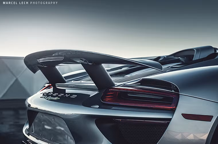 918 Spyder còn được trang bị hệ thống Active Aerodynamic, có chức năng điều chỉnh cánh gió sau tùy theo điều kiện lái. Hệ thống này gồm 3 chế độ: Sport, E-Power và Race.