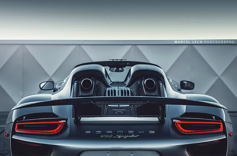 Ống pô lớn đặt cao và ngay sau động cơ, làm nhiệm vụ dẫn dòng khi nóng thoát ra theo cách nhanh nhất nhằm tản nhiệt cho động cơ và ắc-quy. Không những thế nó còn làm tăng sự tráng kiện.