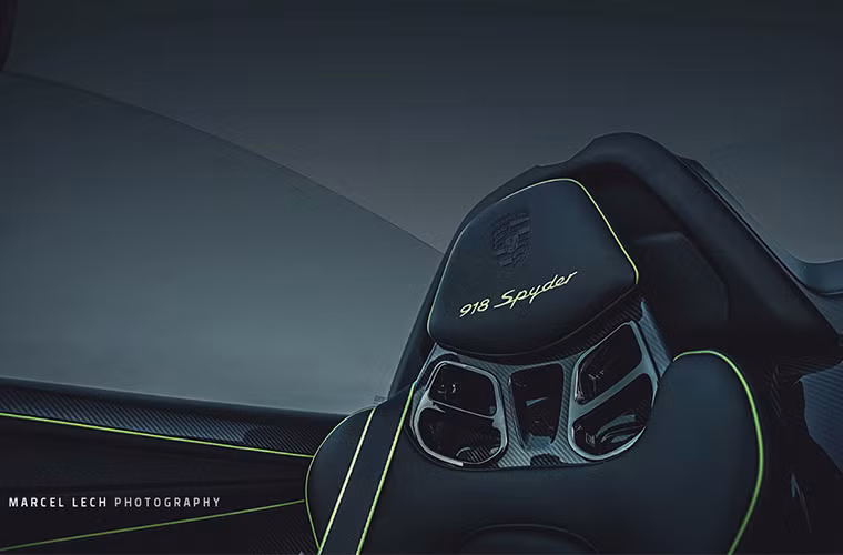 Hầu hết các chi tiết cấu thành nên siêu xe từ liệu sợi các-bon, nhờ đó tổng trọng lượng xe chỉ nặng 1.675 kg.