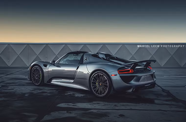 Sở hữu hầu hết các công nghệ tối tân, đắt đỏ bậc nhất, 918 Spyder vừa có khả năng nổi loạn của xe đua, nhưng cũng có thể mẫu mực như xe điện.