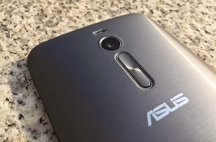 Zenfone 2 là thế hệ tiếp theo của dòng smartphone tầm trung giá tốt rất thành công của Asus. Ở phiên bản mới, máy được thiết kế với mặt sau bằng kim loại, theo dạng phay xước thay vì vỏ nhựa như Zenfone đời đầu.