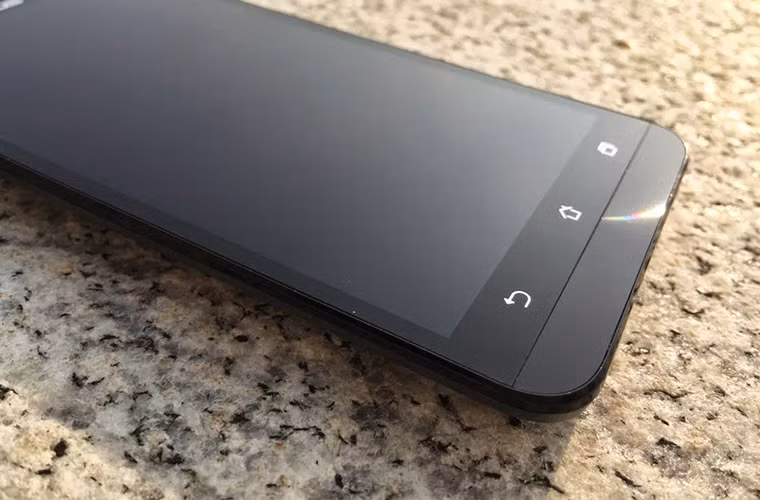 Zenfone 2 sở hữu pin 3.000mAh cùng công nghệ sạch nhanh, có thể sạc đến 60% chỉ trong vòng 39 phút.