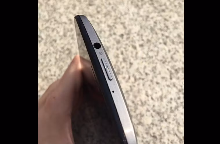 Máy hỗ trợ hai SIM và LTE, chip Intel Atom Z3580 xung nhịp 2.3 GHz.