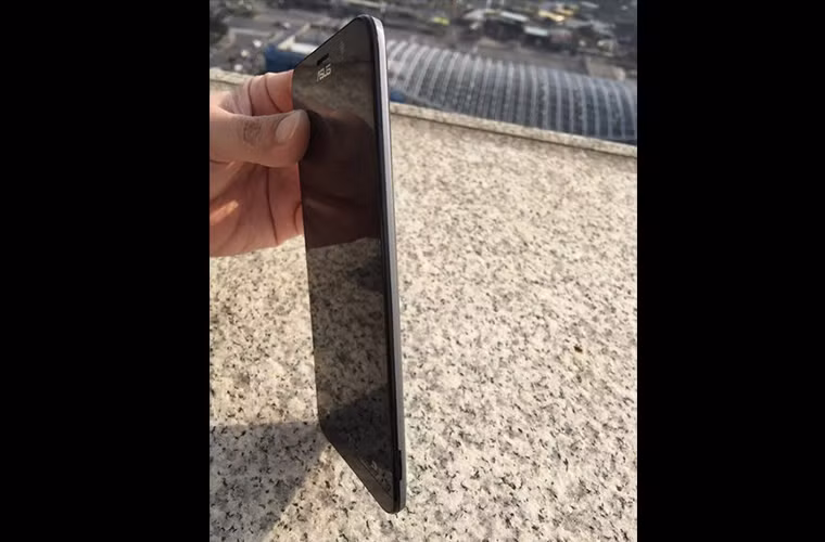 Mặt lưng của Zenfone 2 cũng được thiết kế cong vát, mềm mại.