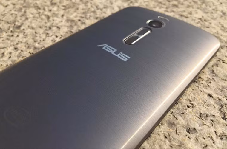 Asus cũng đưa phím tăng giảm âm lượng ra phía sau - tương tự như các thế hệ smartphone LG gần đây.