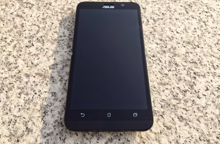 Zenfone 2 trang bị màn hình 5,5 inch độ phân giải 1080p, mật độ điểm ảnh 403 ppi, được bảo vệ bằng kính cường lực Gorilla Glass 3, viền mỏng.