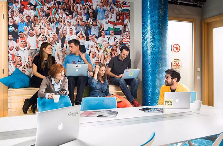 Trên tường của phòng họp này là bức hình những người hâm mộ đang reo hò phấn khích.