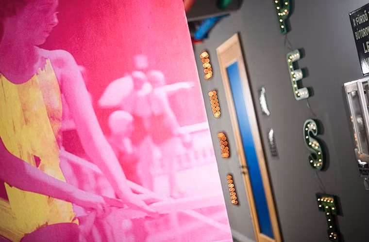 Các bức tường ở đây treo những tác phẩm nghệ thuật đầy cảm hứng thể thao.