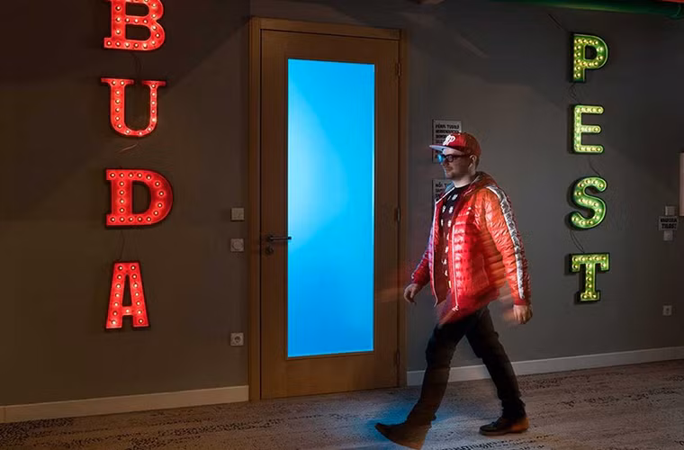 Và trên một bức tường khác là những bảng hiệu "khoe" niềm tự hào về thành phố.