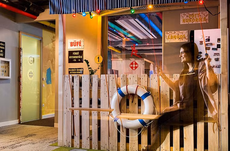 Hoặc có thể giải lao thư giãn trên chiếc xích đu ở góc này.