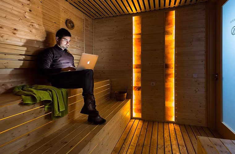 Thậm chí còn có một căn phòng lát toàn gỗ trông như một phòng xông hơi ( sauna).