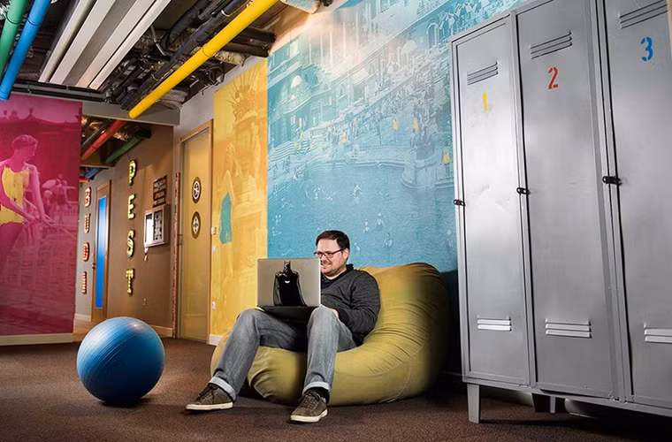 Cả dàn tủ đựng đồ cá nhân cũng y hệt như tủ thay đồ trong nhà tắm spa.