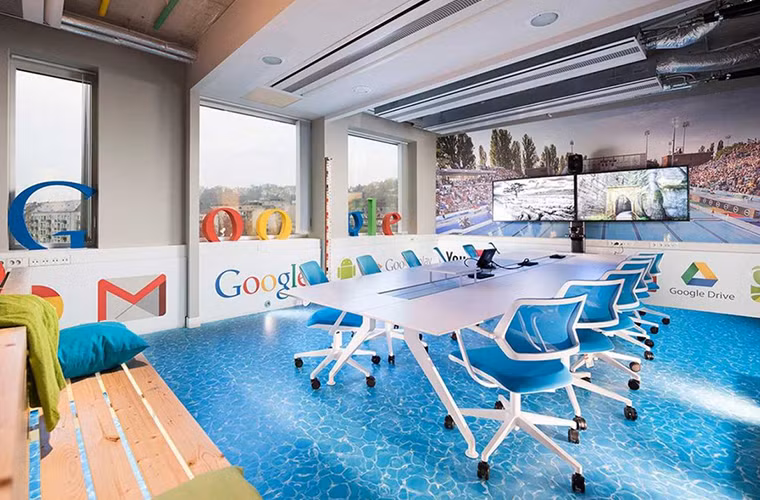 Sàn nhà được trang trí trông giống như mặt hồ nước, trên tường có treo một bức hình hồ bơi thể thao.