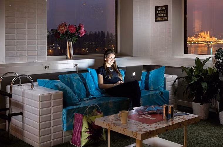 Căn phòng này có tường lát đá và một ghế sofa kiểu bậc thềm không khác gì hồ bơi.