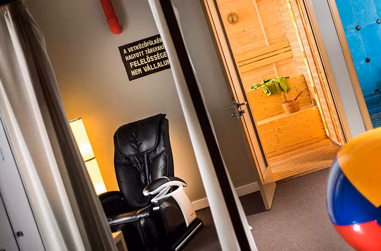 Còn có cả một chiếc ghế mát-xa đặt bên ngoài căn phòng đó.