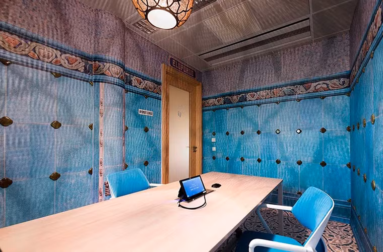 Các bức tường trong căn phòng này được gắn những phiến đá lát mà ta có thể thấy trong một nhà tắm spa.