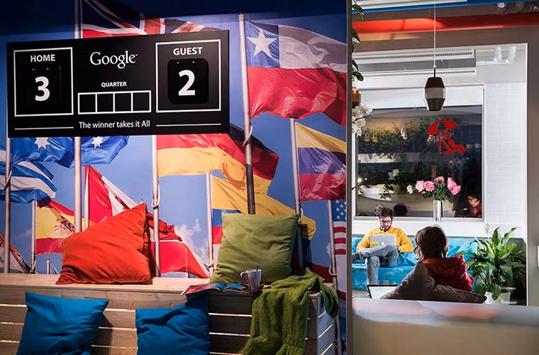 Bóng nước là môn thể thao "ruột" của người Hungary - đội tuyển quốc gia đã 3 lần đoạt chức vô địch thế giới và 9 lần đoạt huy chương vàng Olympic môn bóng nước này. Bảng điểm treo trong căn phòng này tất nhiên là nhằm tôn vinh niềm tự hào đó.