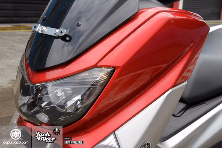 NMax 150 có thiết kế tương đồng với Honda PCX với phần đầu xe, cụm đèn pha...