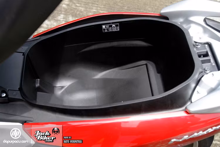 Hộc chứa đồ dưới yên rộng.