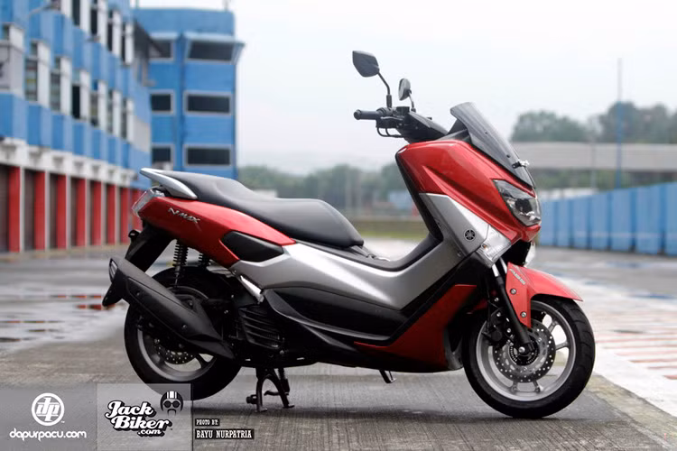 Yamaha NMax sở hữu cơ cấu lái linh hoạt, kiểu dáng thể thao và thiết kế tiện dụng.