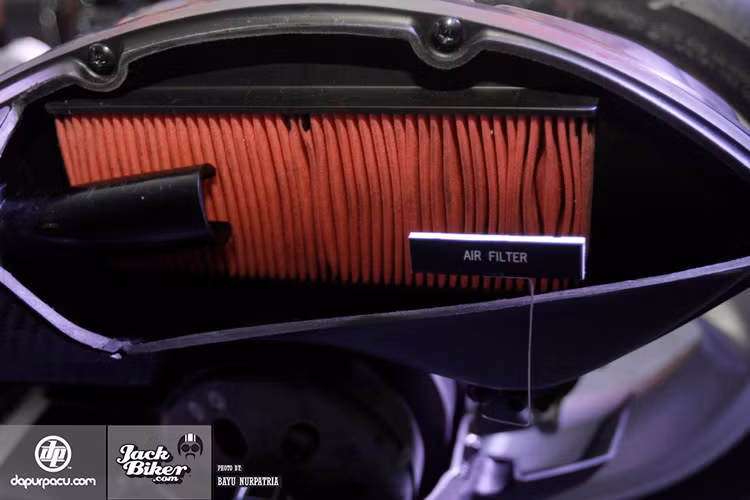 Công nghệ VVA giúp mô-men xoắn có thể đạt mức cao nhất tại vòng tua máy thấp, giúp NMax tiết kiệm nhiên liệu đồng thời sở hữu khả năng vận hành thể thao.