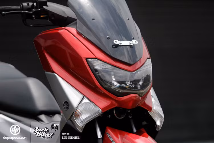 Xe được trang bị cụm đèn pha rộng phía trước, tạo nét hiện đại.