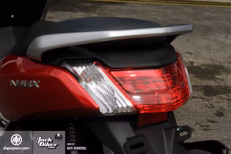 ...và đèn hậu lớn.