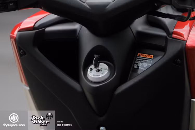 Ổ khóa đặt giữa phía dưới tay lái.