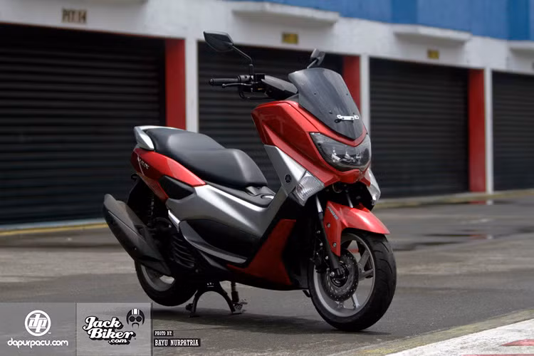 Trong khi đó, những đường gân trên thân xe mang đến diện mạo nam tính cho Yamaha NMax mới.