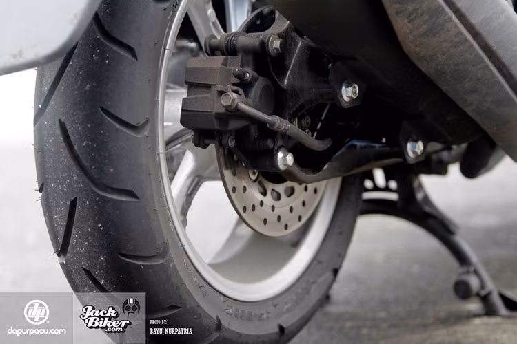 ...và lốp sau 130/70.